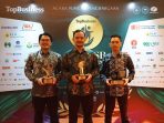 SVP Umum Petrokimia Gresik Fickry Martawisuda (tengah) menunjukkan piala Top CSR Awards 2026.