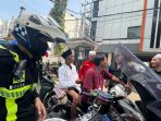 Mbah Ngarto, lansia 90 tahun asal Mojokerto yang sempat terpisah rombongan Haul Habib Abu Bakar diantar petugas Polres Gresik menemukan keluarganya.