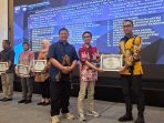 Wakapolres Gresik Kompol Sabdha Purusha (kanan) menerima piagam penghargaan.