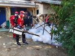 Petugas PMI saat melakukan fogging di lingkungan warga. (Foto: Ist)