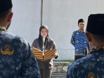 Komisioner Bawaslu bersama pegawai.