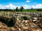 IMG-20260601-WA0029 Kondisi proyek Pasar Desa Juwono yang mangkrak dan terbengkalai, puluhan pedagang rugi ratusan juta rupiah karena uang muka sewa kios dikabarkan dibawa kabur pihak pemborong dan investor.