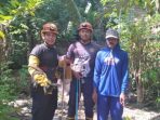 IMG-20260601-WA0060 Tim Damkarmat Nganjuk saat mengamankan biawak berukuran besar di Dusun Gareman. Hewan yang kerap memangsa ternak warga ini berhasil dilumpuhkan dengan aman.