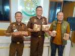 Kepala Kejari Bangil Rustandi Gustawirya tunjukkan uang pengembalian perkara.