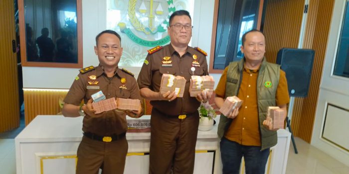 IMG-20260602-WA0021 Kepala Kejari Bangil Rustandi Gustawirya tunjukkan uang pengembalian perkara.