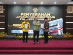 Penyerahan WTP ke Wali Kota Adi Wibowo.