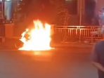 Motor Honda Kharisma milik penjual tahu tek saat terbakar. (istimewa)