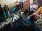 Damkar saat evakuasi monyet yang serang warga.(istimewa)
