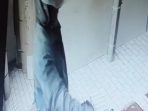 Aksi pencurian terekam CCTV di sebuah toko bangunan di Jalan Ahmad Yani, Jombang. (istimewa)