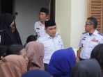Gus Bupati Muhammad Albarra saat meninjau rumah Budi Santoso. (istimewa)