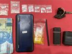 Barang bukti sabu dan handphone yang diamankan petugas.