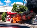 si jago merah melalap kendaraan milik warga Kediri di SPBU Pace Nganjuk.