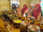 Pengunjung melihat menu kuliner.