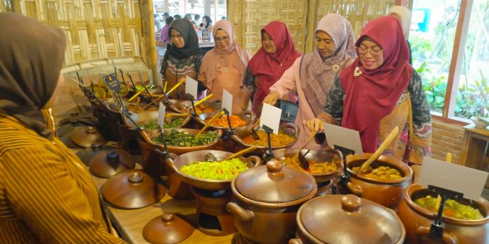 Pengunjung melihat menu kuliner.
