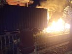 Truk boks bermuatan 1.221 karton mi instan cup terbakar di Jalan Raya Lebaksono, Pungging, Mojokerto. (Istimewa)