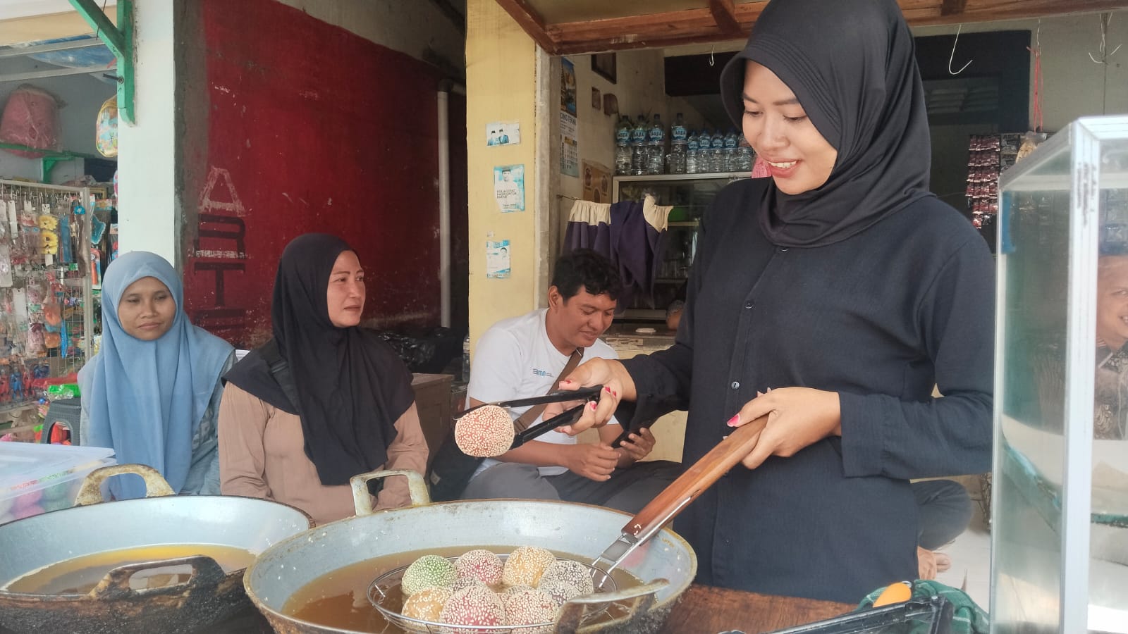 onde-onde pelangi ini di area depan Masjid Habib Sholeh Tanggul.