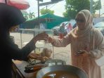 onde-onde pelangi ini di area depan Masjid Habib Sholeh Tanggul.