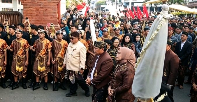 IMG-20260608-WA0004 Prosesi ritual Kirab Boyong dan Sedekah Bumi Hambangun Projo 2026 yang digelar Pemkab Nganjuk.(Agus Karyono)