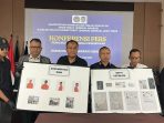 Kantor Imigrasi tunjukkan identitas palsu warga Afganistan.