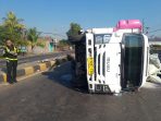 IMG-20260608-WA0027 Penampakan Truk Isuzu Elf terguling usai menabrak median jalan.(istimewa)
