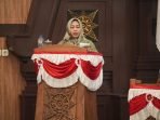Wali Kota Mojokerto Ika Puspitasari menyampaikan penjelasan raperda dalam rapat paripurna DPRD. (istimewa)