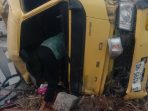 IMG-20260609-WA0011 Truk bermuatan bata ringan yang terjun ke sawah di Jalan Raya Bypass Banjaragung, Puri, Mojokerto. (istimewa)