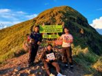 IMG-20260609-WA0019 M. Bima Putra Khafiansyah bersama dua temannya asal Nganjuk berada di Puncak Gunung Argo Kelono, Kediri. (Agus Karyono)