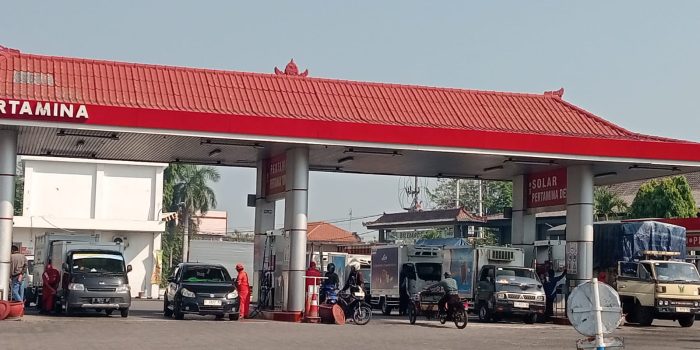 Penampakan antrean pengisian BBM di SPBU.(teguh)
