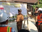 IMG-20260610-WA0037 Gus Bupati Muhammad Albarra meninjau progres pembangunan jalan cor di Desa Lakardowo, Kecamatan Jetis. (istimewa)