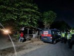 Korban Terkapar bersimbah darah dan polisi melakukan olah tempat kejadian perkara