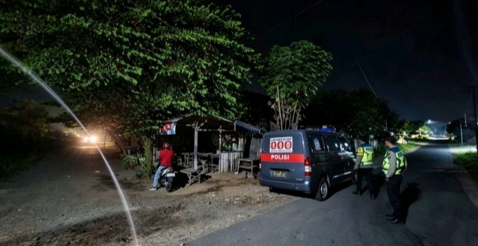 Korban Terkapar bersimbah darah dan polisi melakukan olah tempat kejadian perkara
