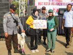 IMG-20260613-WA0013 Warga Prajurit Kulon saat menerima hadiah kambing dalam rangka HUT ke-108 Kota Mojokerto. (istimewa)