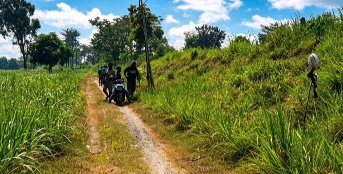 IMG-20260613-WA0014 Lokasi kejadian di jalan tangkis Dusun Sekarputih, Desa Sonobekel, Kecamatan Tanjunganom, tempat terjadinya pembacokan.