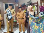 IMG-20260615-WA0014 Ketua TP PKK melihat batik khas Pasuruan.
