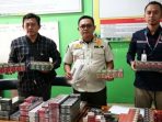 Petugas Satpol PP dan Bea Cukai menunjukkan barang bukti rokok tanpa cukai yang disita di Loceret dan Berbek.