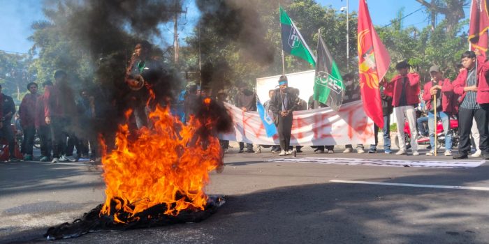 Aksi demontrasi mahasiswa di depan DPRD kota Surabaya. (Sugiantoro)