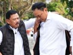 Bupati memakaikan rompi kerja sebagai simbol tanggung jawab kepada petugas sensus.