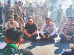 IMG-20260615-WA0032 Pimpinan dan Anggota DPRD kota Surabaya duduk bersama mahasiswa di Jalan. (Sugiantoro)