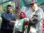 Tim Baznas Nganjuk bersama Kepala Desa Kampung Baru menyerahkan bantuan setelah survei kondisi rumah Mbah Supriyadi, penjual tahu tek keliling.