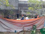 Proses ekshumasi di makam dusun Pajaran, Peterongan, Jombang. (teguh)