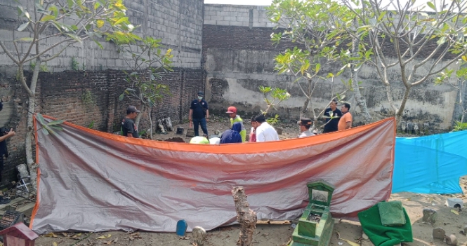 Proses ekshumasi di makam dusun Pajaran, Peterongan, Jombang. (teguh)