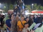 Ratusan warga memadati Grebeg Suro Pesta Durian di SWK Jombang. (teguh)