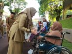 IMG-20260616-WA0042 Bupati Banyuwangi, Ipuk Fiestiandani saat menyalurkan bantuan kursi roda.