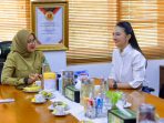 Raline Shah saat bertemu Bupati Banyuwangi Ipuk Fiestiandani di Kantor Pemkab.