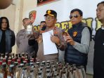IMG-20260617-WA0005 Kapolsek Purworejo tunjukkan bukti pengungkapan miras.