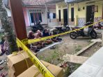 Warga Desa Jogoroto saat melantunkan doa untuk almarhum Khoiriah. (teguh)