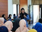 IMG-20260618-WA0018 Windarti dari Dinas Kesehatan Nganjuk memberikan pemaparan bahaya kehamilan remaja dan dampaknya bagi kesehatan serta kesejahteraan keluarga.