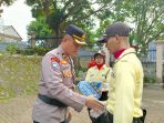 IMG-20260618-WA0023 Inspektur upacara pasangkan lencana pelatihan satpam.