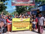 IMG-20260618-WA0027 Ratusan warga Desa Mojoduwur memblokade jalan, menuntut penghentian lintasan truk tambang sampai jalan rusak akibat aktivitas itu diperbaiki total.