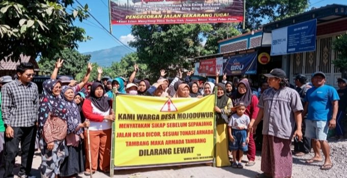 Ratusan warga Desa Mojoduwur memblokade jalan, menuntut penghentian lintasan truk tambang sampai jalan rusak akibat aktivitas itu diperbaiki total.